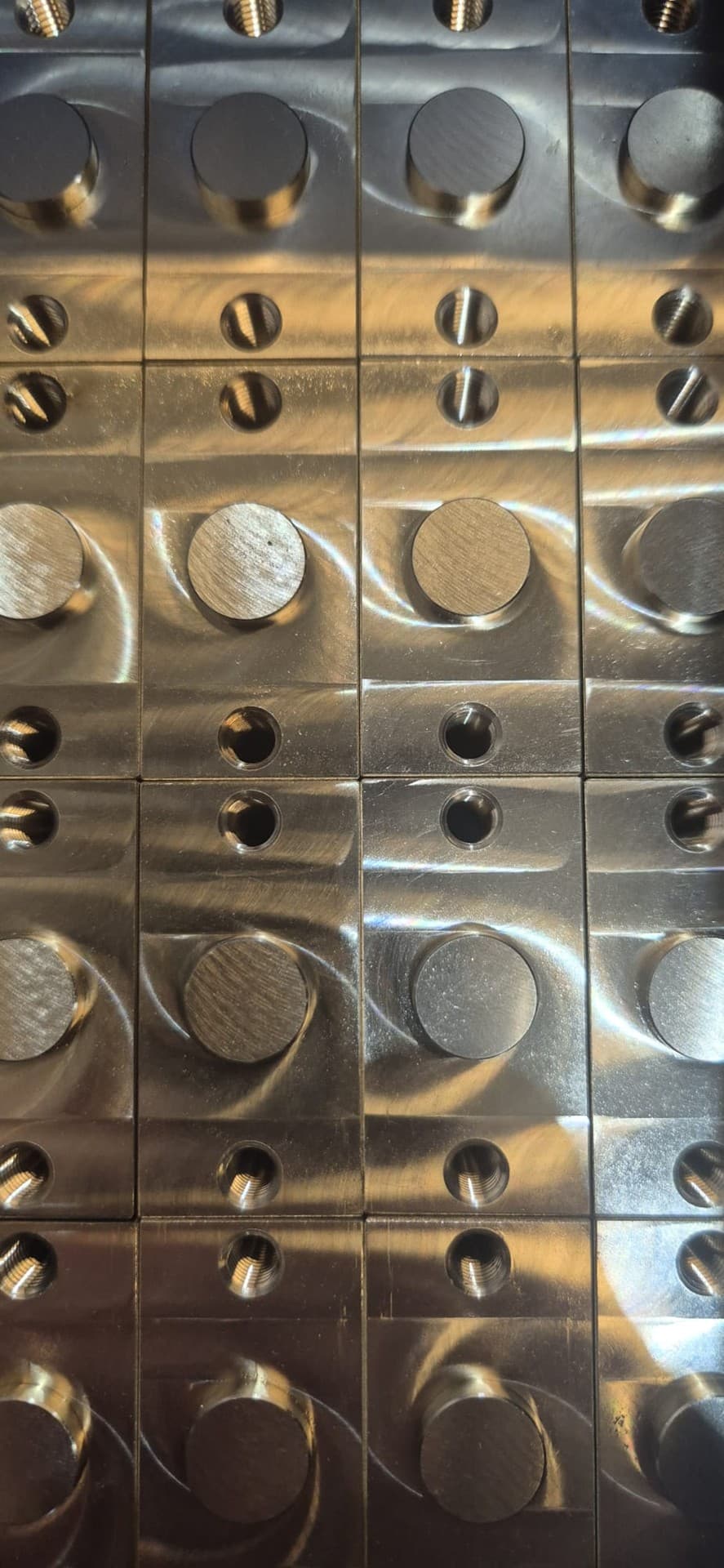 Detalle de piezas mecanizadas en Talleres Fontao